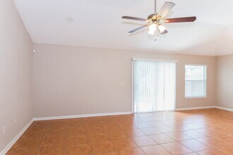 8073 Leafcrest Dr in Jacksonville, FL - Building Photo - Building Photo