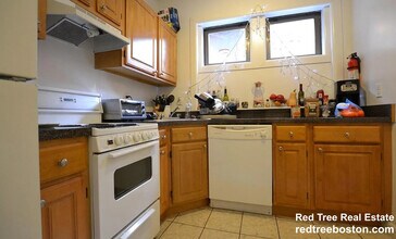 1950 Beacon St, Unit 1 in Boston, MA - Building Photo - Building Photo