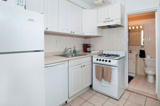 304A E 82nd St in New York, NY - Building Photo - Building Photo