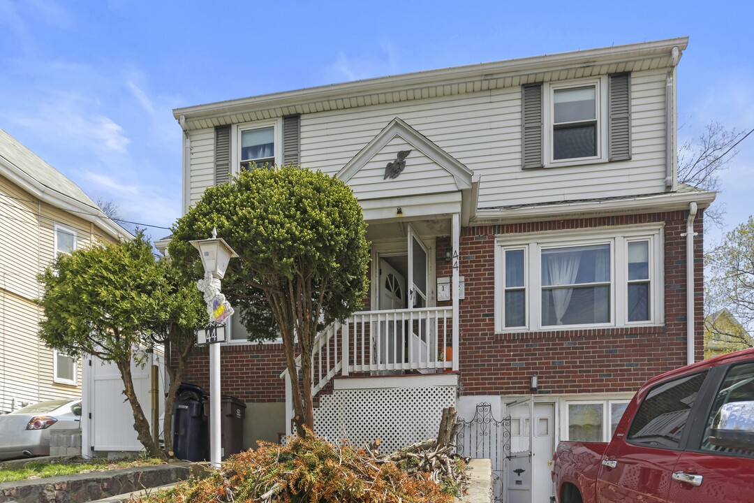44 Woodlawn Ave in Everett, MA - Building Photo