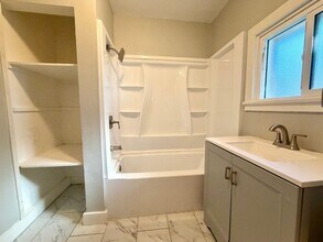 3058 Crescent Way in Thousand Oaks, CA - Foto de edificio - Building Photo