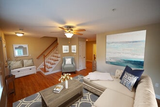 860 Temple St, Unit A3 in Whitman, MA - Foto de edificio - Building Photo