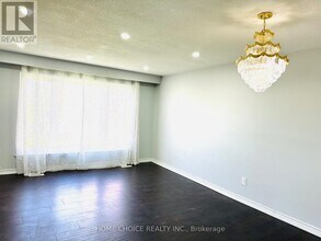 130 Earnscliffe Cir in Brampton, ON - Building Photo - Building Photo
