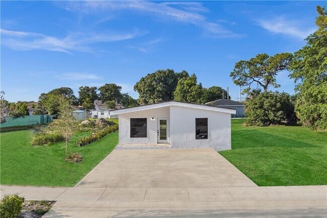 2020 NW 9th St in Pompano Beach, FL - Building Photo - Building Photo