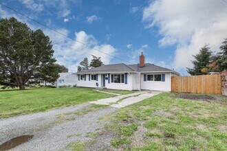 285 SE Quaker St in Oak Harbor, WA - Building Photo - Building Photo