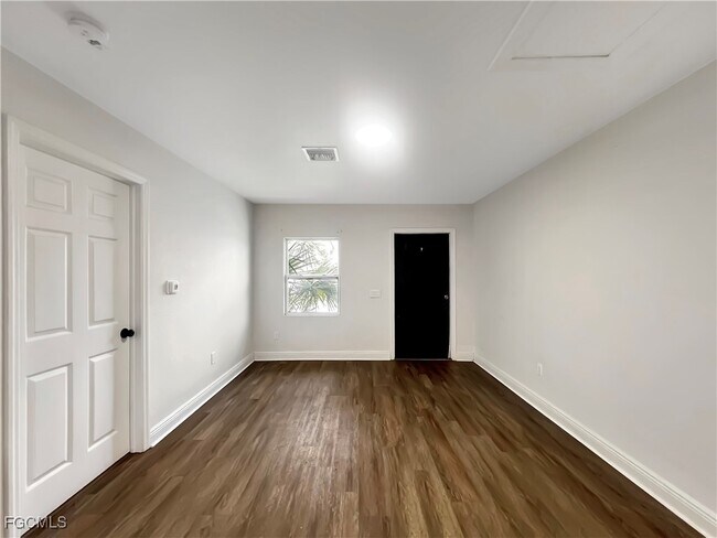 27 Cypress St in North Fort Myers, FL - Building Photo - Building Photo
