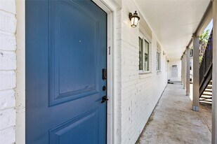 2002 27th St in Galveston, TX - Building Photo