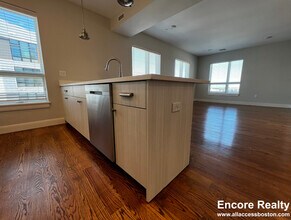 2 Everett Sq, Unit #1 - 502 in Boston, MA - Foto de edificio - Building Photo