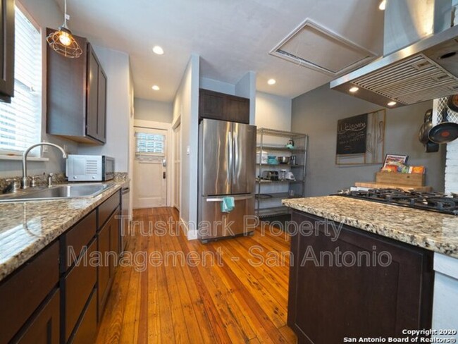 419 E French Pl in San Antonio, TX - Building Photo - Building Photo