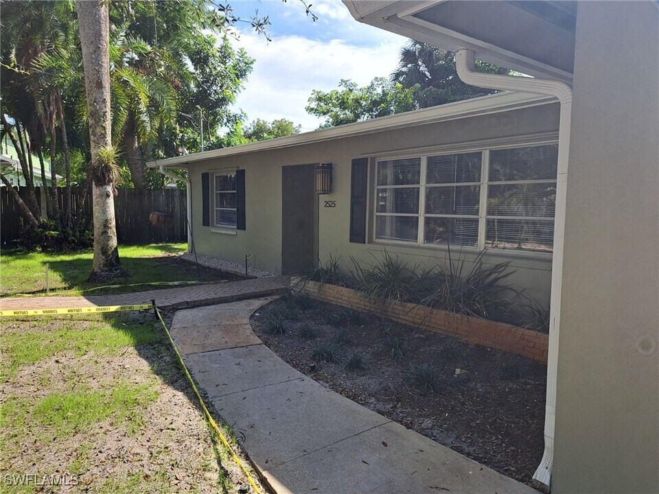2525 Dawn Cir in Naples, FL - Building Photo