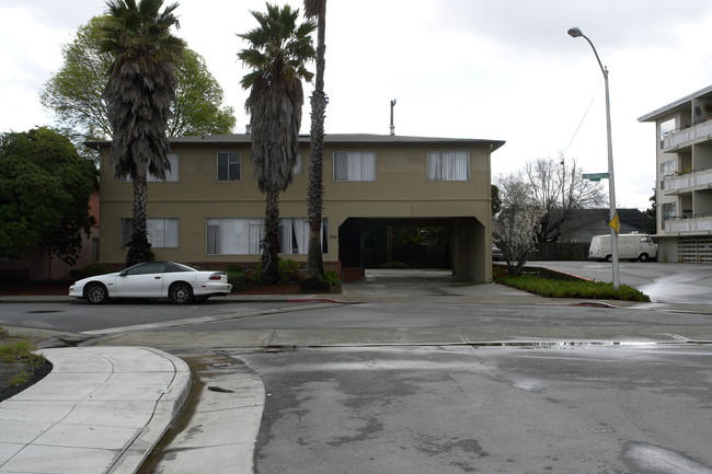 504 E Hillsdale Ct in San Mateo, CA - Foto de edificio - Building Photo