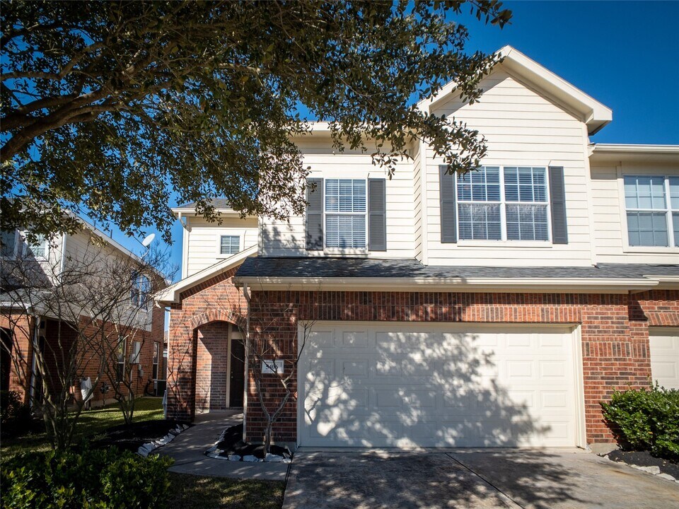 5406 Timber Ct Hollow in Houston, TX - Building Photo