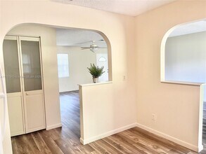 3720 NW 91st Ave-Unit -1 in Sunrise, FL - Foto de edificio - Building Photo