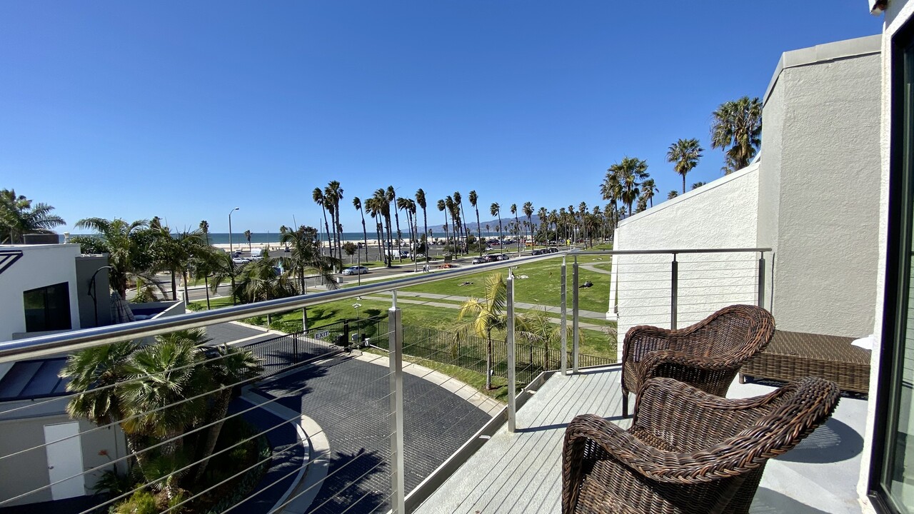 42 Sea Colony Dr in Santa Monica, CA - Building Photo