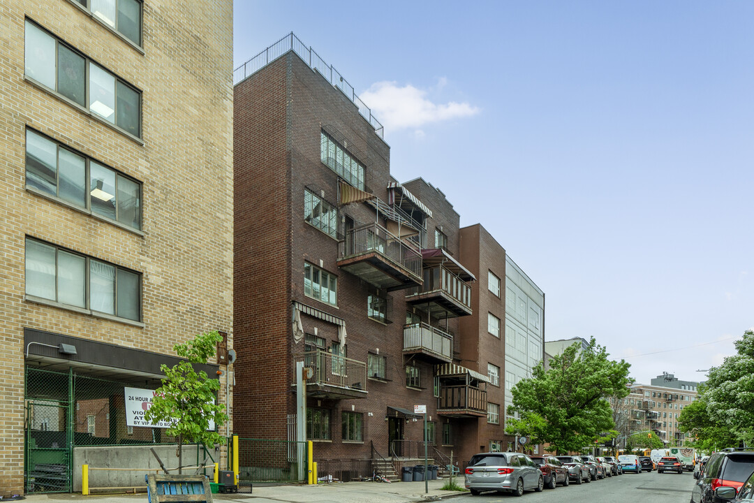 26 Heyward St in Brooklyn, NY - Building Photo
