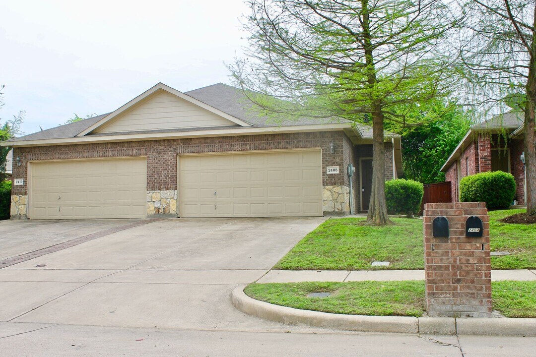 2408-2410 Ravenwood Ct in Mansfield, TX - Building Photo