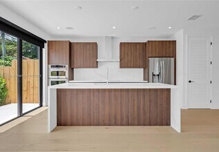 2710 SW 34th Ave in Miami, FL - Building Photo - Building Photo