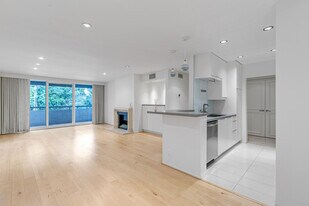 8535 N W Knoll Dr in West Hollywood, CA - Building Photo