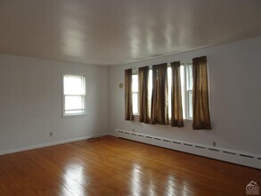 32 Parkwood Blvd in Hudson, NY - Building Photo - Building Photo