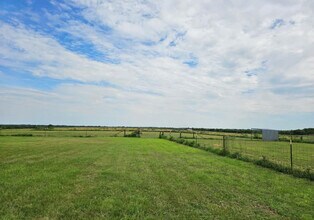 1229 Co Rd 420 in Thorndale, TX - Building Photo - Building Photo