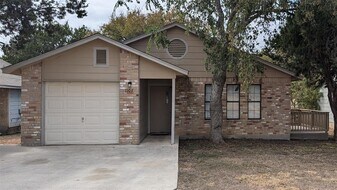1109 N Bishop St in San Marcos, TX - Building Photo