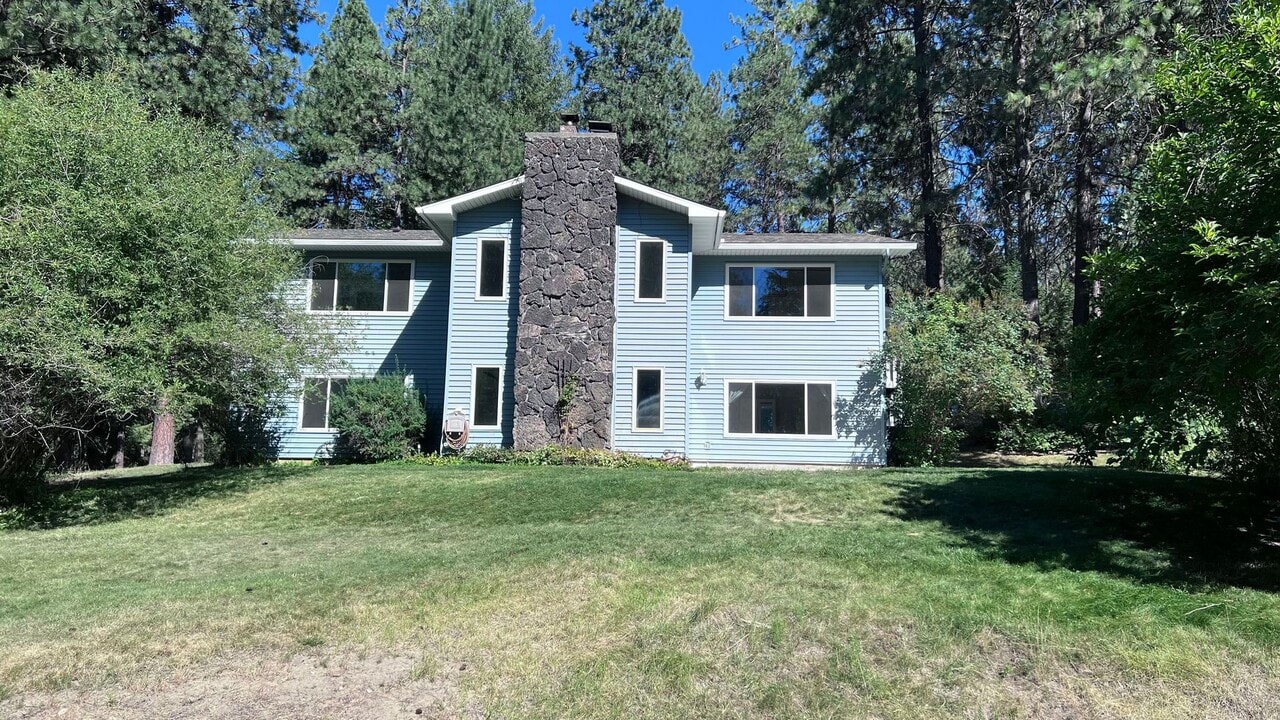 19303 N Pleasant Tree Ln in Colbert, WA - Building Photo