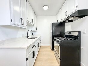 252 W Elm Ave in Burbank, CA - Building Photo - Building Photo