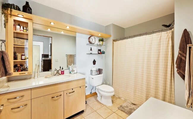 309 W Washington Ave, Unit 502 in Madison, WI - Foto de edificio - Building Photo