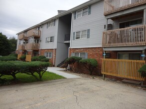 Large 2 bedroom 1 bath with balcony in Rockford, IL - Building Photo - Building Photo