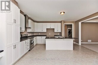 218 Ponderosa St in Ottawa, ON - Building Photo - Building Photo