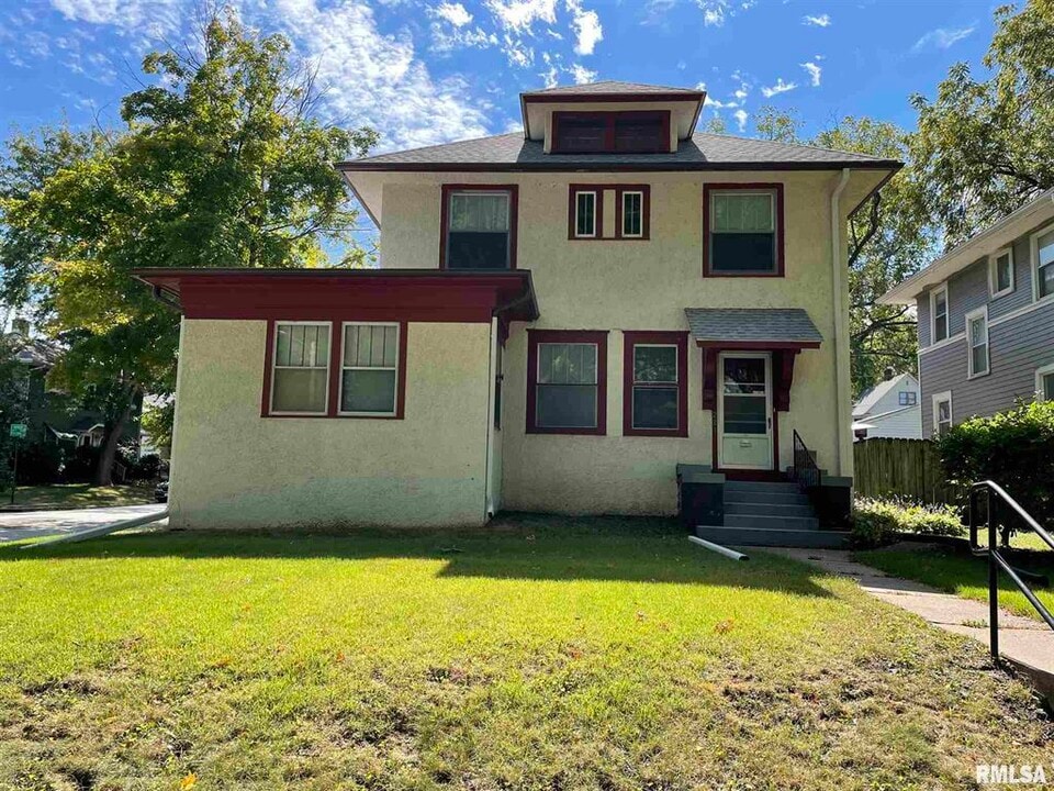 221 E Dover Ct, Unit 221 in Davenport, IA - Foto de edificio