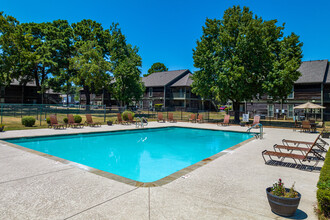 SEASONS APARTMENTS in Shreveport, LA - Foto de edificio - Building Photo