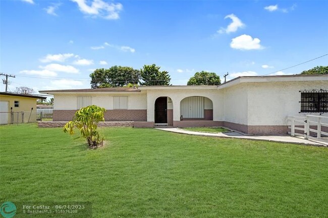 4260 NW 173rd Dr in Miami Gardens, FL - Building Photo - Building Photo
