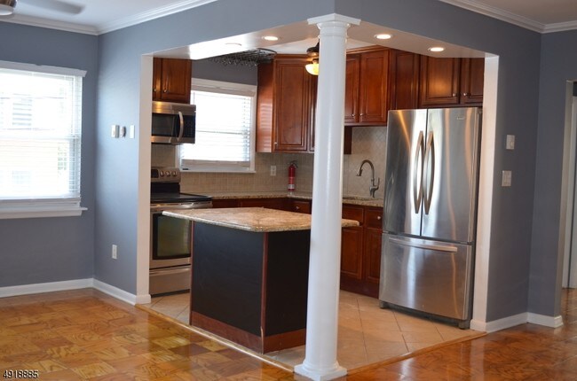 100 Luttgen Pl-Unit -B-3 in Linden, NJ - Building Photo - Building Photo