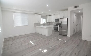7129 S La Cienega Blvd in Los Angeles, CA - Building Photo - Building Photo