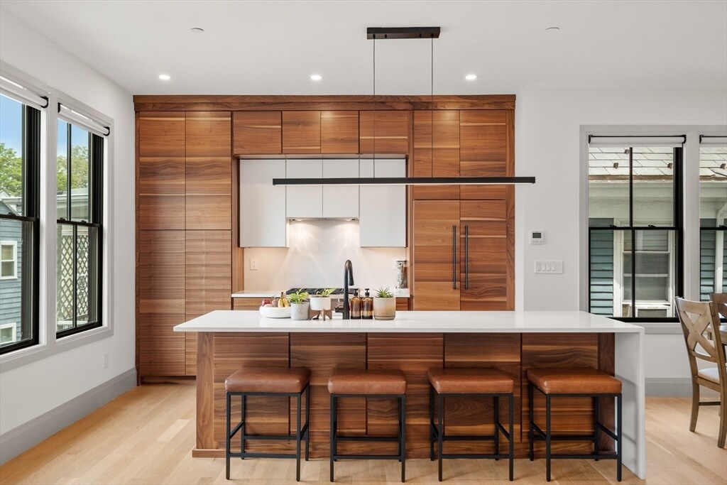 385 Windsor St in Cambridge, MA - Building Photo