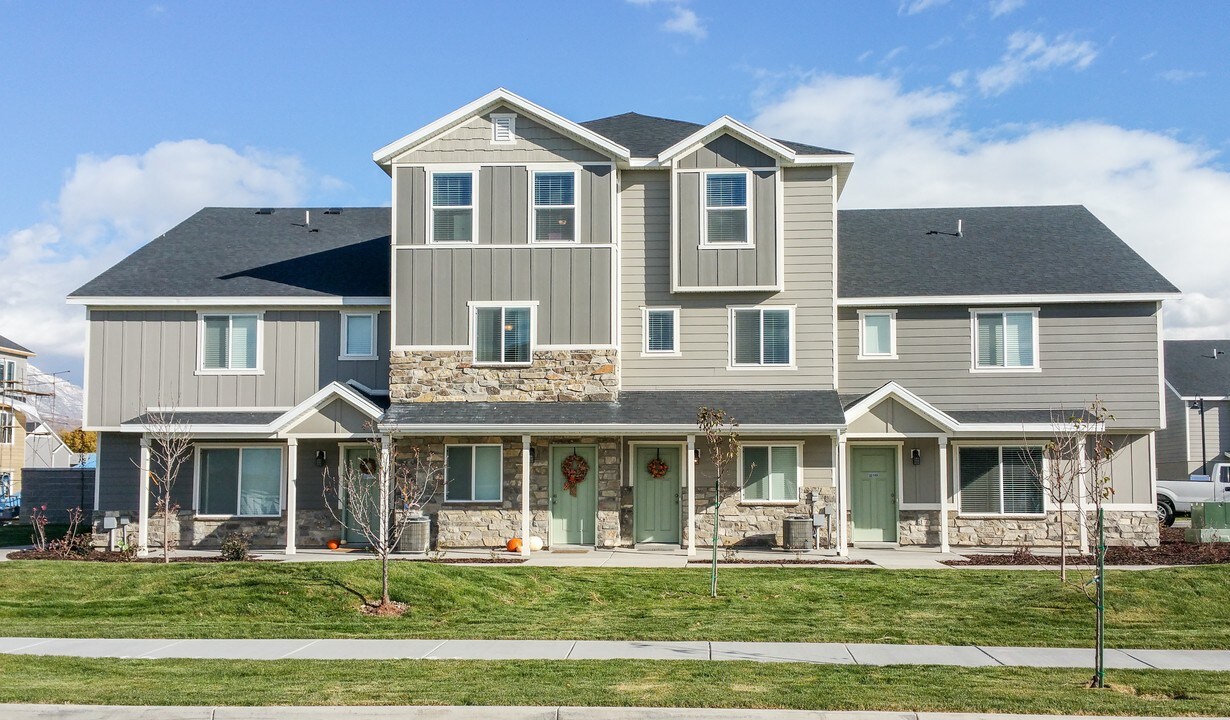 Easton Park Units 43 & 63 in American Fork, UT - Building Photo