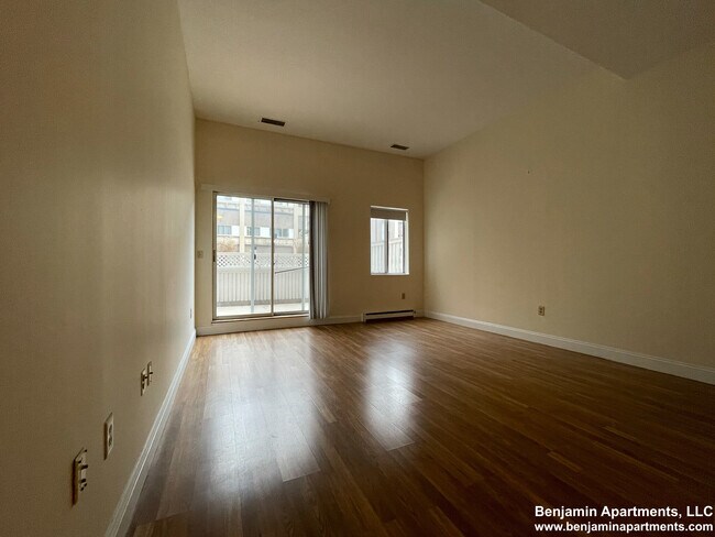 1055 Commonwealth Ave, Unit 247 in Boston, MA - Building Photo - Building Photo