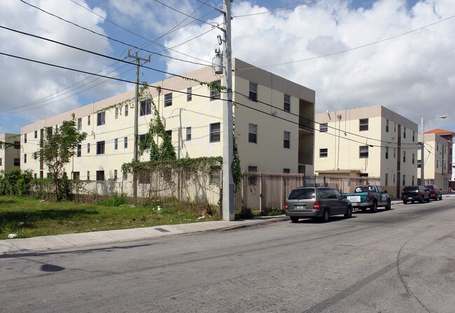 New Arena Square Apartments in Miami, FL - Building Photo - Building Photo