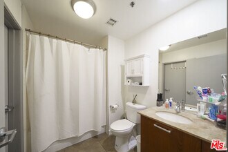 645 W 9th St in Los Angeles, CA - Building Photo - Building Photo