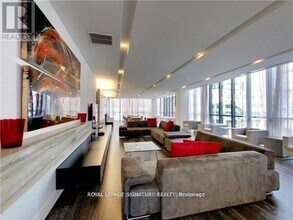 110 Charles St E in Toronto, ON - Building Photo - Building Photo