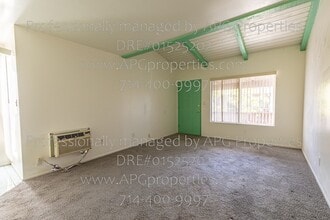 1040 W MacArthur Blvd in Santa Ana, CA - Building Photo - Building Photo