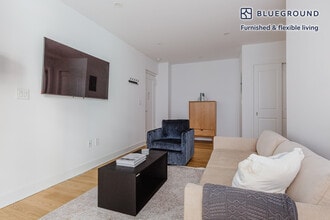 160 E 48th St in New York, NY - Building Photo - Building Photo