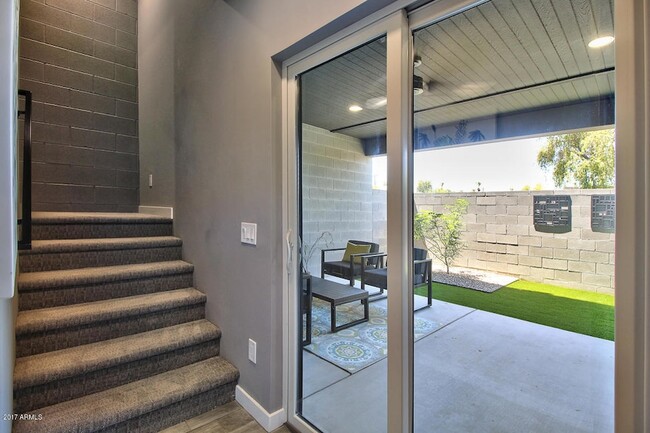 2727 E Thomas Rd, Unit 12U-6 in Phoenix, AZ - Foto de edificio - Building Photo