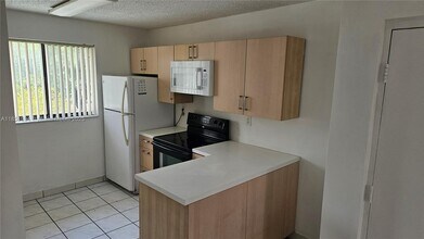 2710 W 60th Pl in Hialeah, FL - Building Photo - Building Photo