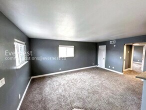 6923 Issac Ave in Las Vegas, NV - Foto de edificio - Building Photo