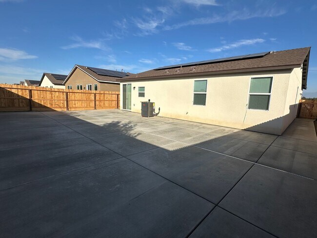 2231 N Julieann St in Visalia, CA - Building Photo - Building Photo