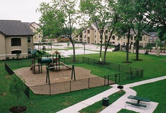 Redwood Heights in Houston, TX - Foto de edificio - Building Photo