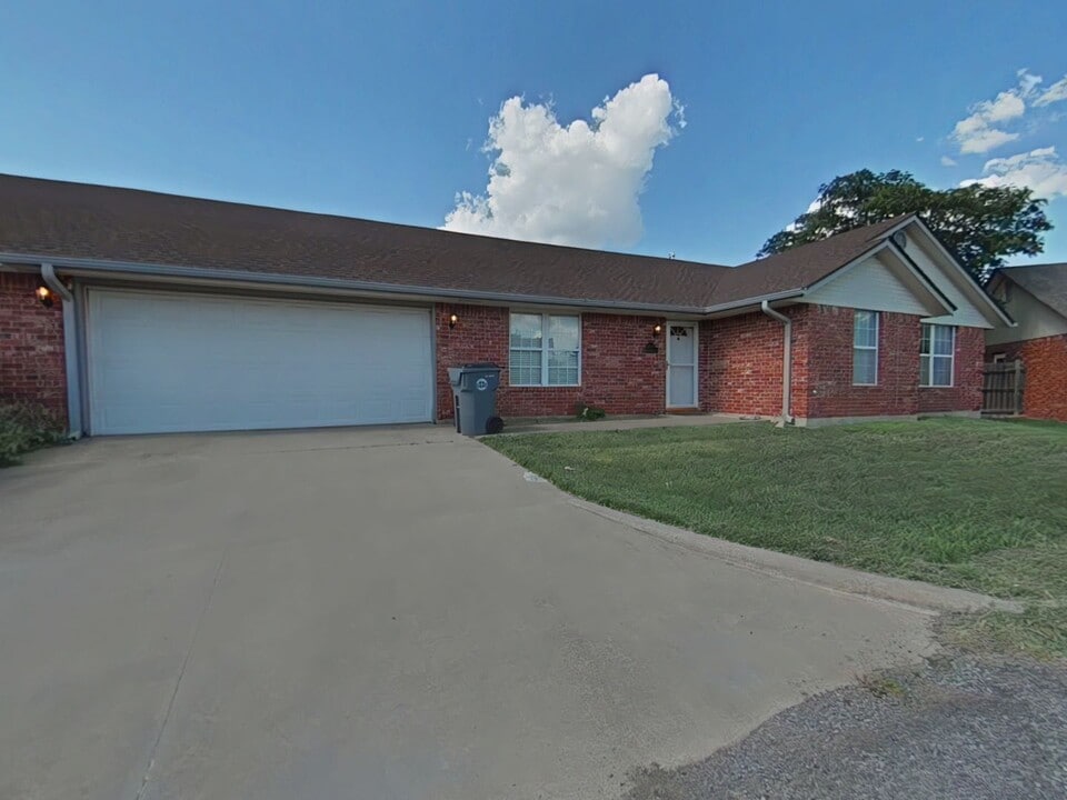 6837 NW Willow Springs Dr in Lawton, OK - Building Photo