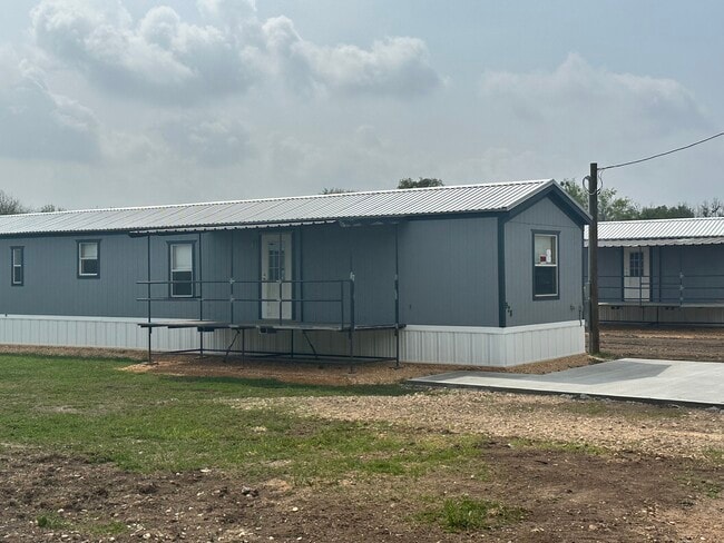 934 N Lake Ave in Eagle Lake, TX - Building Photo - Building Photo